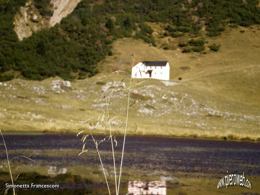 06 IL RIFUGIO CESARE BATTISTI...IN LONTANANZA.JPG